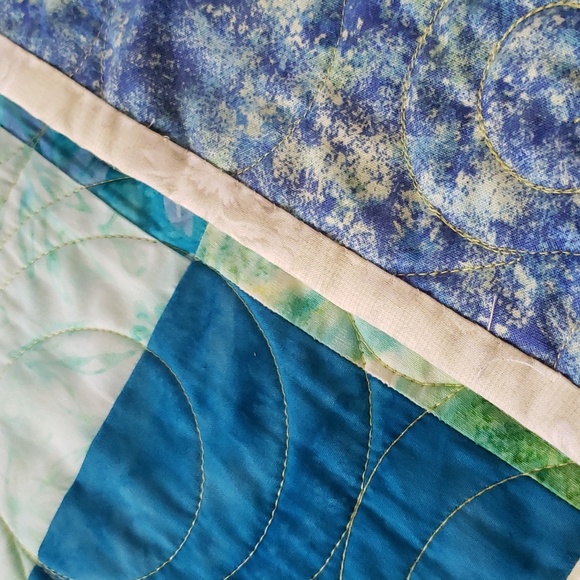 Handmade small quilt in blues - Picture 6 of 7